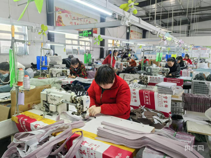 安阳内黄:帮扶车间生产忙 BB电子箱包出